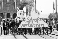Image of sheet 19800323 photo 11: Unzufriedenen Demonstration am Limmatquai mit Eisberg gegen Strafverfahren.
Zürich youth movement protest 1980 √