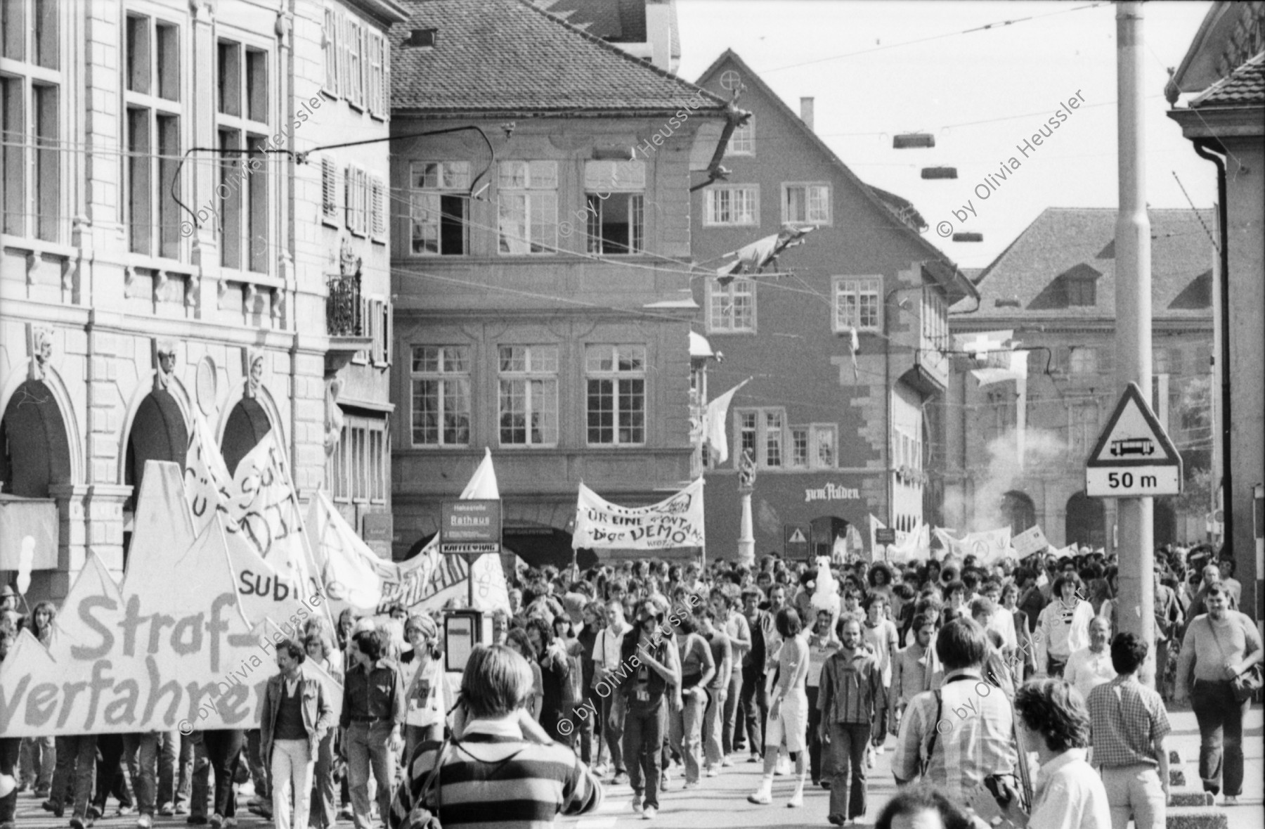 Image of sheet 19800323 photo 13: Unzufriedenen Demonstration am Limmatquai mit Eisberg aus Styropor gegen die Strafverfahren. 

Jugendbewegung Bewegig Zürcher Jugendunruhen Demonstrationen
Zürich youth movement protest 1980