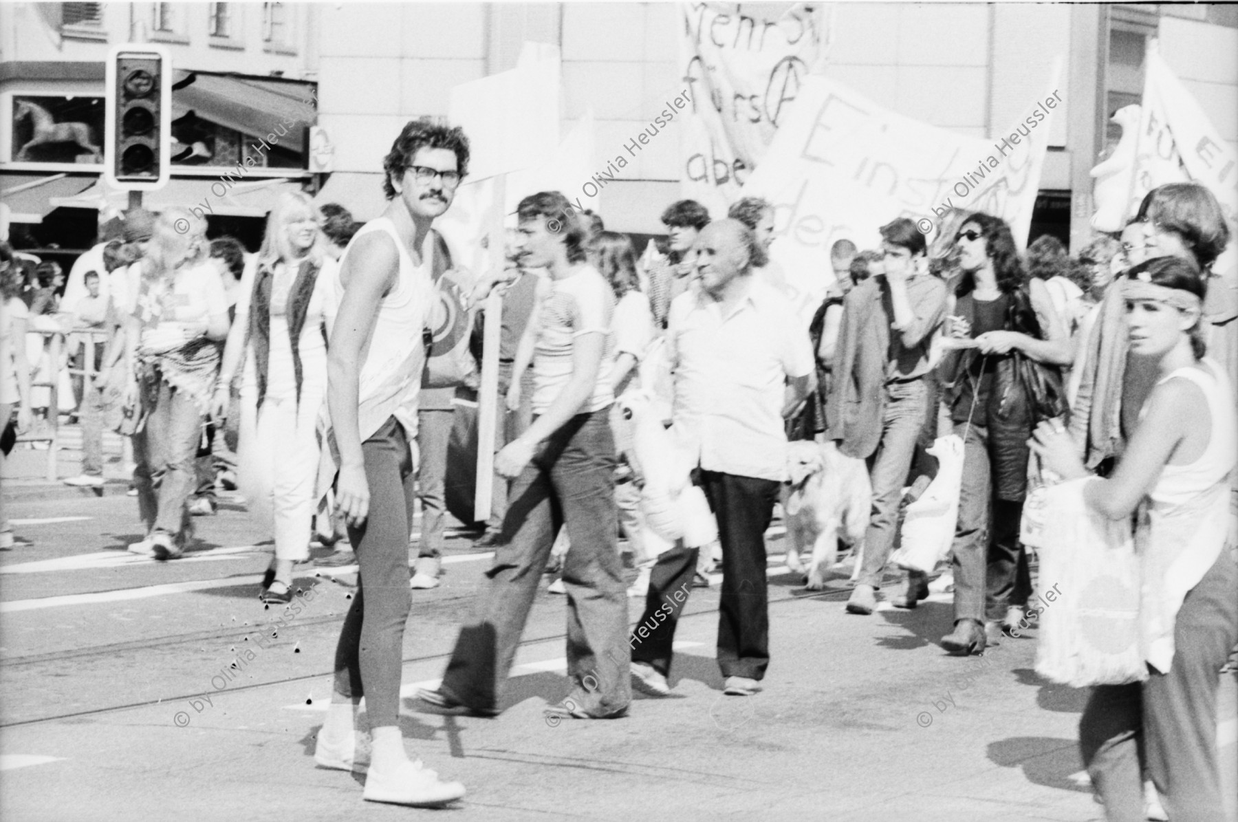 Image of sheet 19800323 photo 22: Unzufriedenen Demonstration gegen Strafverfahren am 1. August 1980 am Limmatquai in Zürich.
Jugendbewegung Jugendunruhen 80s youth movement protest Josy Meier (re)