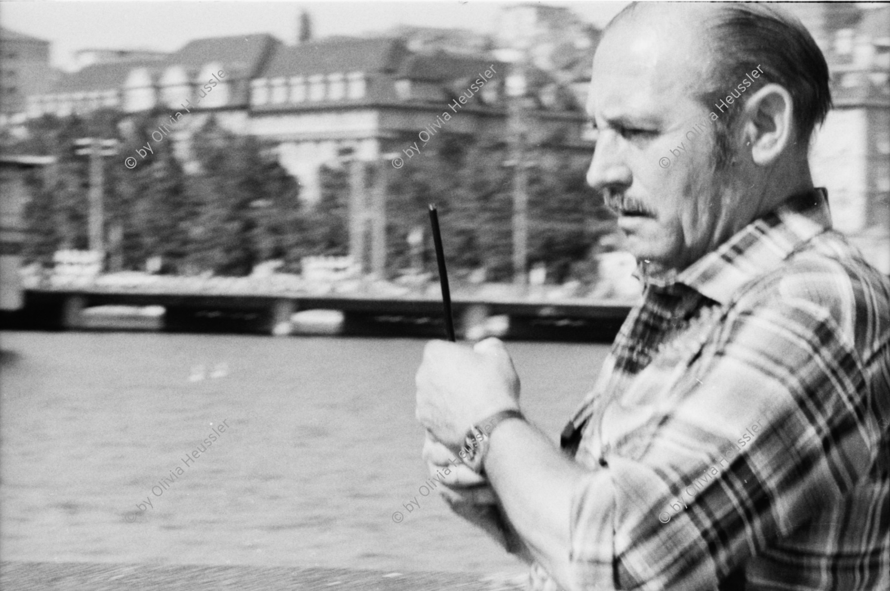 Image of sheet 19800323 photo 23: Unzufriedenen Demonstration mit 4000 am Limmatquai sie tragen einen Eisberg aus Styropor mit gegen die Strafverfahren. Josy Meier 22 
'Errichtet humane Lebensräume' ganze Demo von oben.
Jugendbewegung Bewegig AJZ Zürcher Jugendunruhen Demonstrationen
Zürich youth movement protest 1980