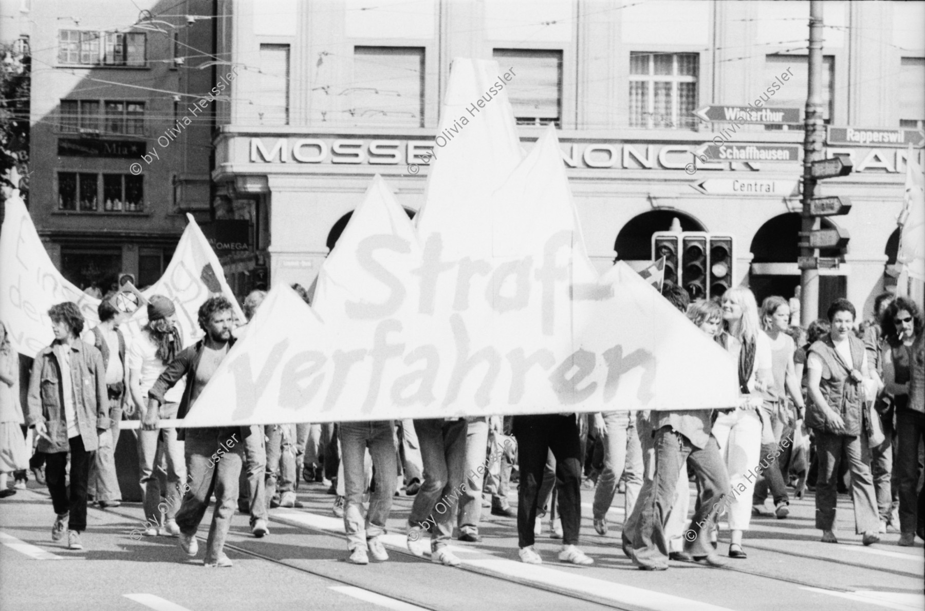 Image of sheet 19800323 photo 24: Unzufriedenen Demonstration am Limmatquai mit Eisberg gegen Strafverfahren.
Zürich youth movement protest 1980 √