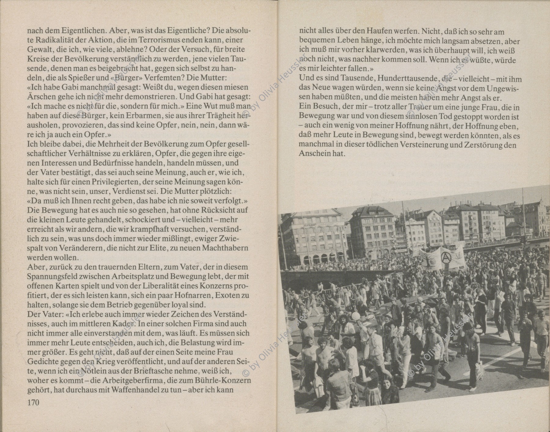 Image of sheet 19800323 photo 28: Unzufriedenen Demonstration mit 4000 am Limmatquai sie tragen einen Eisberg aus Styropor mit gegen die Strafverfahren. Josy Meier 22 
'Errichtet humane Lebensräume' ganze Demo von oben.
Jugendbewegung Bewegig AJZ Zürcher Jugendunruhen Demonstrationen
Zürich youth movement protest 1980