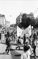 Image of sheet 19800323 photo 3: Unzufriedenen Demonstration gegen die Strafverfahren in Zuerich 1980. 
Jugendbewegung Bewegig Zürcher Jugendunruhen Demonstrationen
Zürich youth movement protest