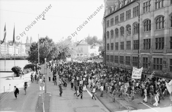 Image of sheet 19800323 photo 32: Unzufriedenen Demonstration gegen die Strafverfahren in Zuerich 1980. 
Jugendbewegung Bewegig Zürcher Jugendunruhen Demonstrationen
Zürich youth movement protest