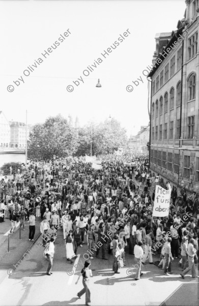 Image of sheet 19800323 photo 33: Unzufriedenen Demonstration gegen die Strafverfahren in Zuerich 1980. 
Jugendbewegung Bewegig Zürcher Jugendunruhen Demonstrationen
Zürich youth movement protest