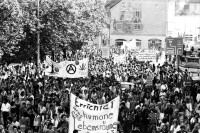 Image of sheet 19800323 photo 35: Unzufriedenen Demonstration der  4000 am Limmatquai mit Eisberg gegen die Strafverfahren. 'Errichtet humane Lebensräume' ganze Demo von oben.


Zürich youth movement protest 1980 √