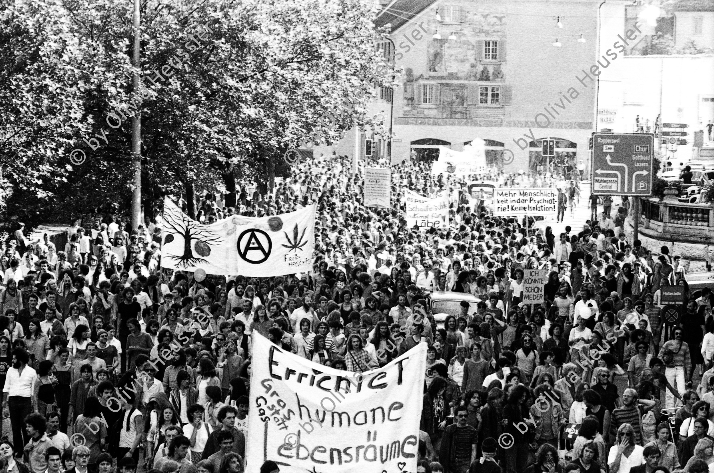 Image of sheet 19800323 photo 35: Unzufriedenen Demonstration der  4000 am Limmatquai mit Eisberg gegen die Strafverfahren. 'Errichtet humane Lebensräume' ganze Demo von oben.


Zürich youth movement protest 1980 √