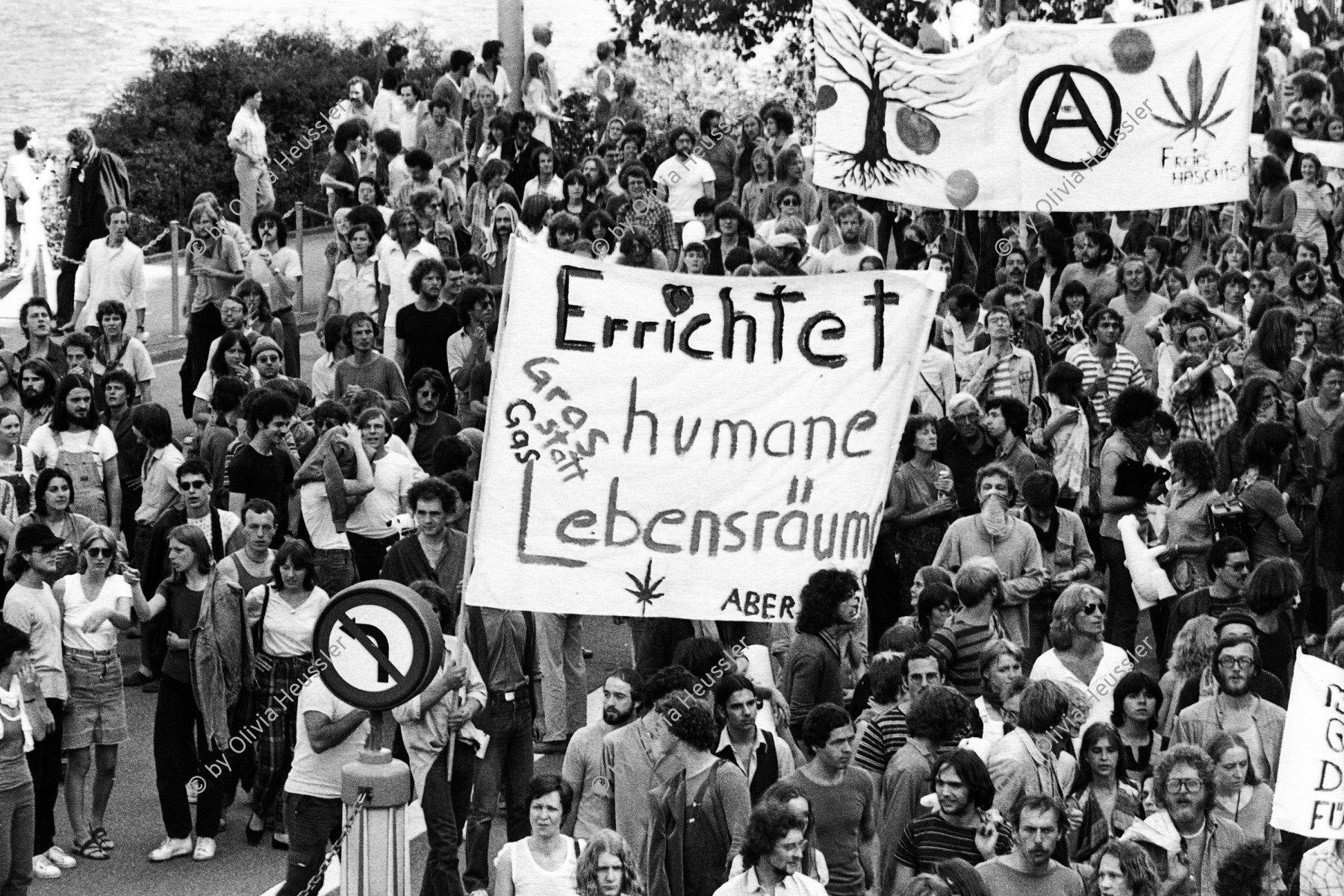 Image of sheet 19800323 photo 36: Unzufriedenen Demonstration der  4000 am Limmatquai mit Eisberg gegen die Strafverfahren. 'Errichtet humane Lebensräume' ganze Demo von oben.


Zürich youth movement protest 1980 √