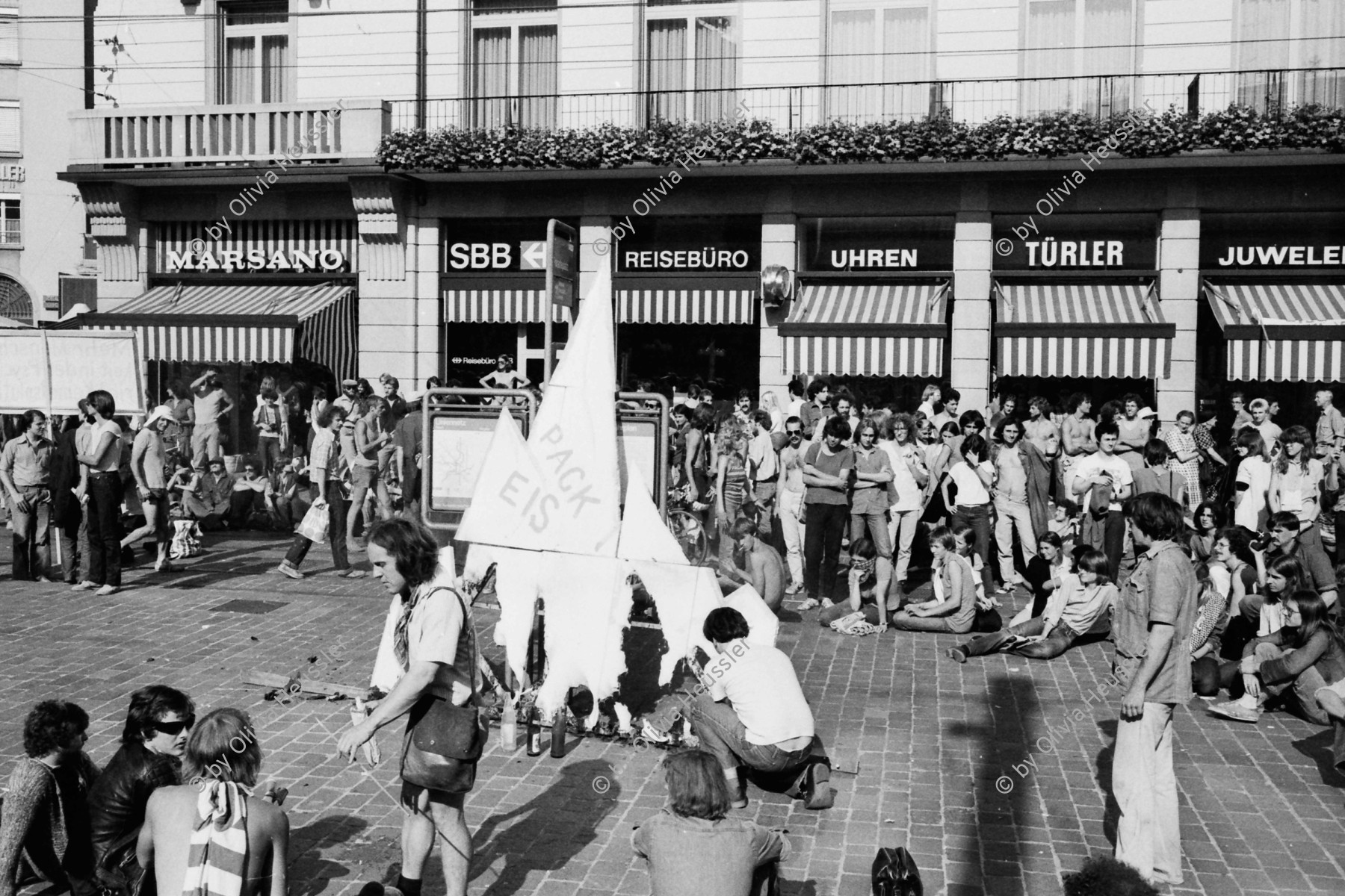 Image of sheet 19800324 photo 11: Das Thema «Einstellung der Strafverfahren» wird von neuem aufgegriffen: Grossdemonstration mit rund 4000 Personen.

Jugendbewegung Bewegig AJZ Zürcher Jugendunruhen Demonstrationen
Demonstration am Nationalfeiertag 1. August 1980 am Paradeplatz und an der Bahnhofstrasse.
Zürich protest youth movement √