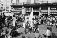 Image of sheet 19800324 photo 12: Das Thema «Einstellung der Strafverfahren» wird von neuem aufgegriffen: Grossdemonstration mit rund 4000 Personen.

Jugendbewegung Bewegig AJZ Zürcher Jugendunruhen Demonstrationen
Demonstration am Nationalfeiertag 1. August 1980 am Paradeplatz und an der Bahnhofstrasse. 
Zürich protest youth movement √