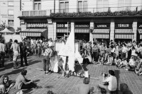 Image of sheet 19800324 photo 13: Das Thema «Einstellung der Strafverfahren» wird von neuem aufgegriffen: Grossdemonstration mit rund 4000 Personen.

Bahnhofstrasse Bevölkerung und Gaffer.
Jugendbewegung Bewegig AJZ Zürcher Jugendunruhen Demonstrationen
Demonstration am Nationalfeiertag 1. August 1980 am Paradeplatz und an der Bahnhofstrasse.
Zürich protest youth movement √