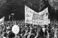 Image of sheet 19800324 photo 15: 1. August Demonstration der 'Bewegten'.Zürich 1980
Das Thema «Einstellung der Strafverfahren» wird von neuem aufgegriffen: Grossdemonstration mit rund 4000 Personen.

Bahnhofstrasse Bevölkerung und Gaffer.
Jugendbewegung Bewegig AJZ Zürcher Jugendunruhen Demonstrationen
Demonstration am Nationalfeiertag 1. August 1980 am Paradeplatz und an der Bahnhofstrasse. 
Zürich protest youth movement √