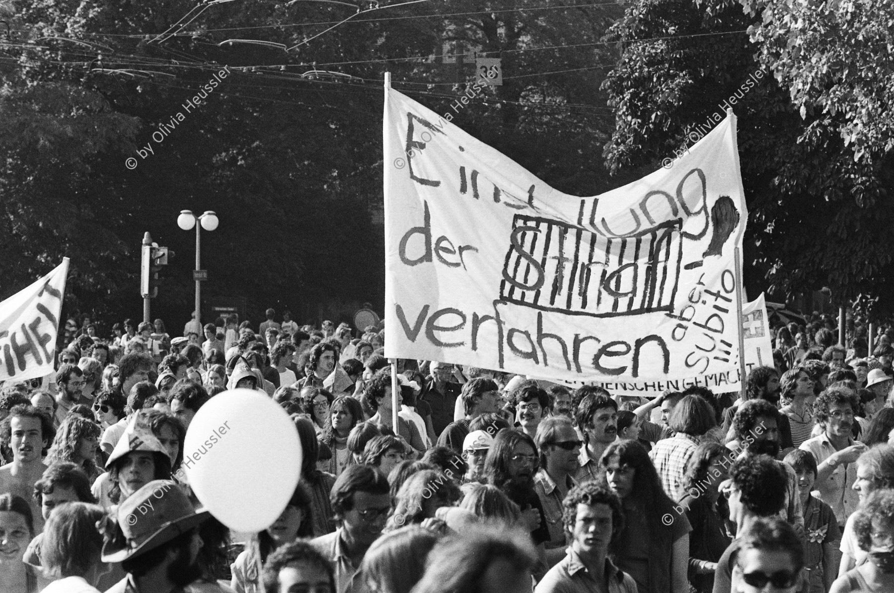 Image of sheet 19800324 photo 15: 1. August Demonstration der 'Bewegten'.Zürich 1980
Das Thema «Einstellung der Strafverfahren» wird von neuem aufgegriffen: Grossdemonstration mit rund 4000 Personen.

Bahnhofstrasse Bevölkerung und Gaffer.
Jugendbewegung Bewegig AJZ Zürcher Jugendunruhen Demonstrationen
Demonstration am Nationalfeiertag 1. August 1980 am Paradeplatz und an der Bahnhofstrasse. 
Zürich protest youth movement √