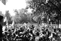 Image of sheet 19800324 photo 16: 1. August Demonstration der 'Bewegten'.Zürich 1980
Das Thema «Einstellung der Strafverfahren» wird von neuem aufgegriffen: Grossdemonstration mit rund 4000 Personen.
Bahnhofstrasse Bevölkerung und Gaffer.
Jugendbewegung Bewegig AJZ Zürcher Jugendunruhen Demonstrationen
Demonstration am Nationalfeiertag 1. August 1980 am Paradeplatz und an der Bahnhofstrasse. 
Zürich protest youth movement √