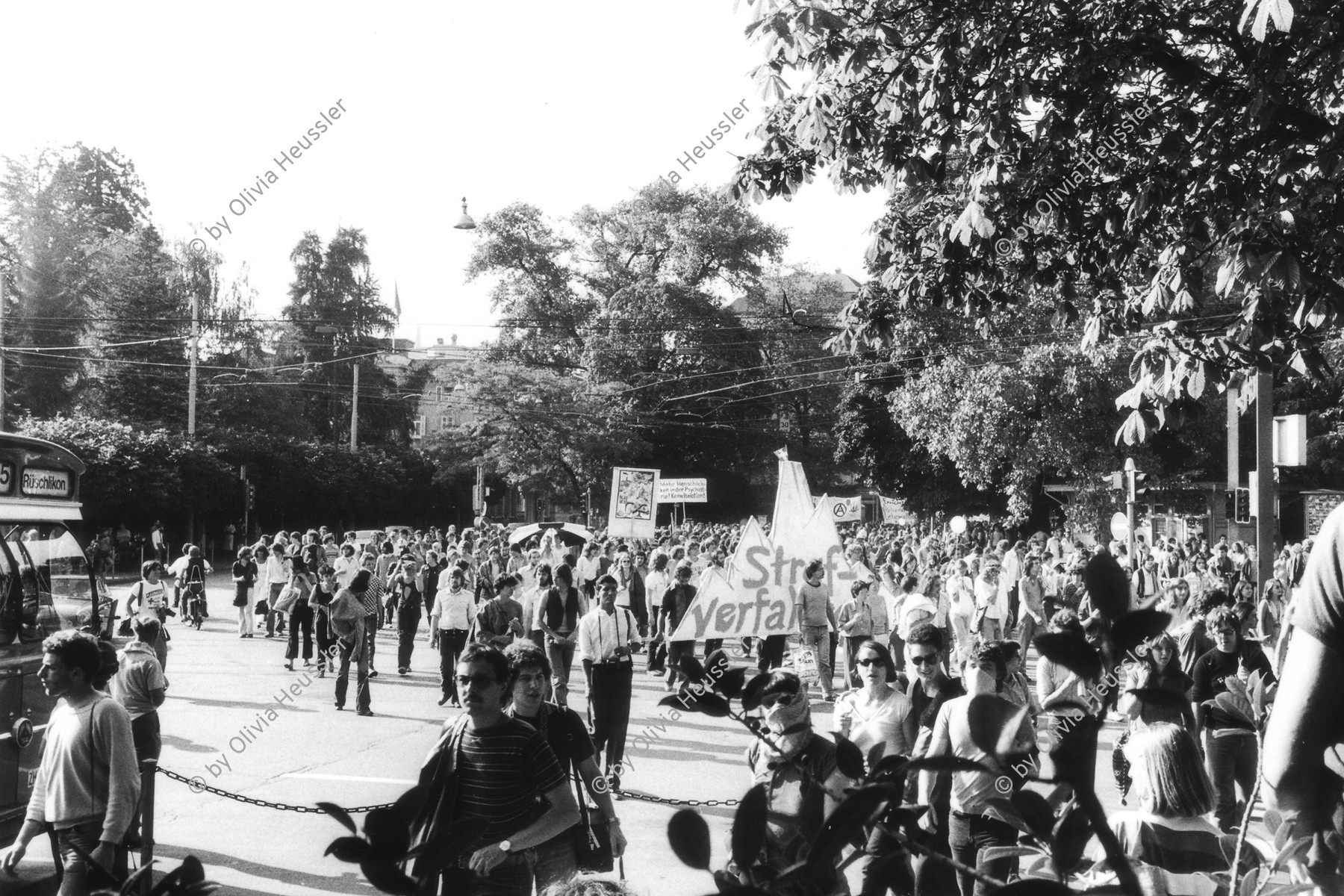 Image of sheet 19800324 photo 17: 1. August Demonstration der 'Bewegten' am Nationalfeiertag Zürich 1980
am Paradeplatz und an der Bahnhofstrasse. Zürich protest youth movement √