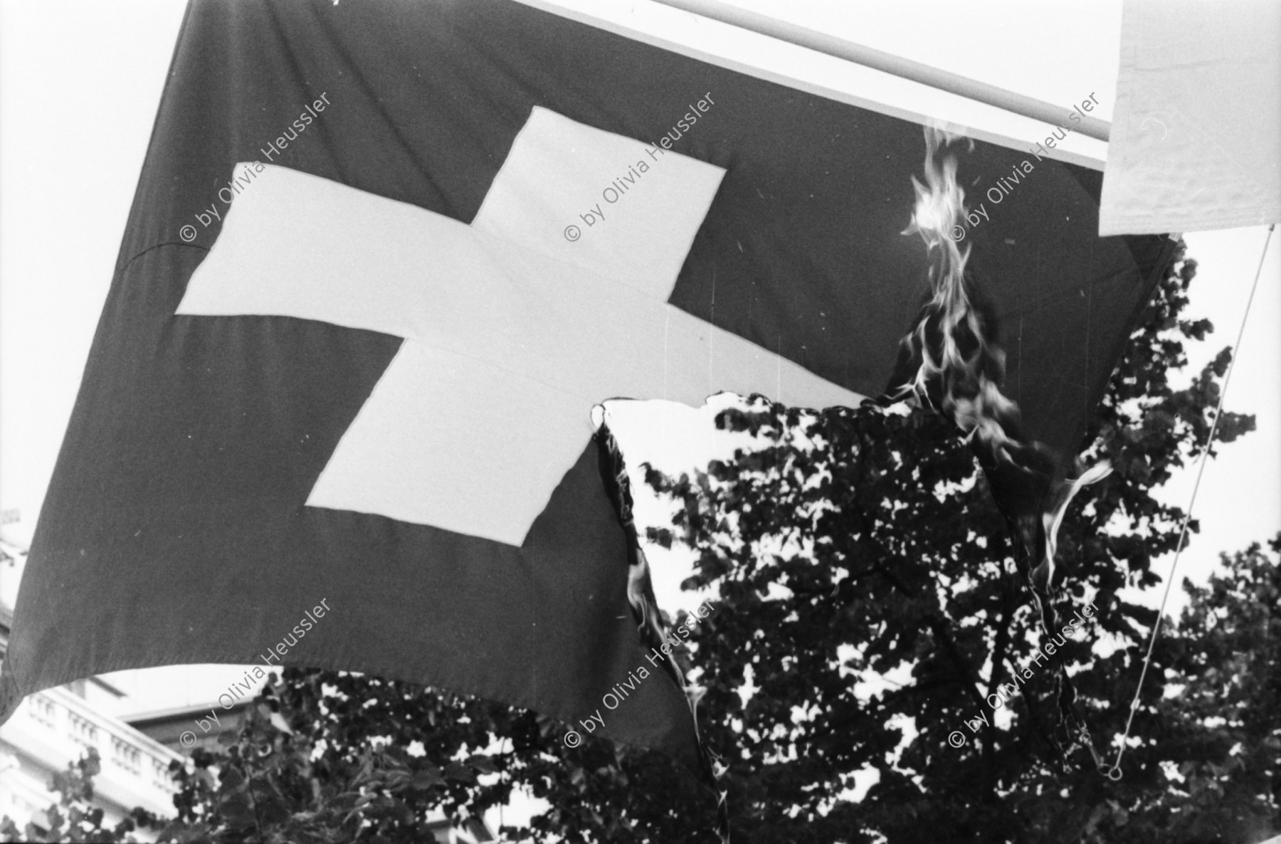 Image of sheet 19800324 photo 2: Das Thema «Einstellung der Strafverfahren» wird von neuem aufgegriffen: Grossdemonstration mit rund 4000 Personen am Nationalfeiertag

Schweizerfahne brennt am Bellevue. Packeis brennt am Paradeplatz und Bahnhofstrasse  Bevölkerung und Gaffer. Nacktbaden am Uto Quai im Hintergrund Fraumünster und Quaibrücke See. Aperitiv Hotel Eden au Lac. Später Sonnenbaden nackt am Zürihorn. Olivia macht Kopfstand. Strassentheater mit Deux Chevaux Camionette
Jugendbewegung Bewegig AJZ Zürcher Jugendunruhen Demonstrationen
Demonstration am Nationalfeiertag 1. August 1980 am Paradeplatz und an der Bahnhofstrasse. Bevölkerung und Gaffer sitzen im Sprüngli Café.
Zürich protest youth movement