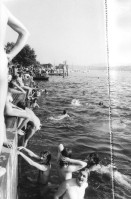 Image of sheet 19800324 photo 22: Nacktbaden als Protest der Jugendbewegung im Zürichsee am Uto Quai nach Demonstration am Nationalfeiertag 1. August 1980 in Zürich.
protest youth movement Jugendbwegung Zürcher Jugendunruhen