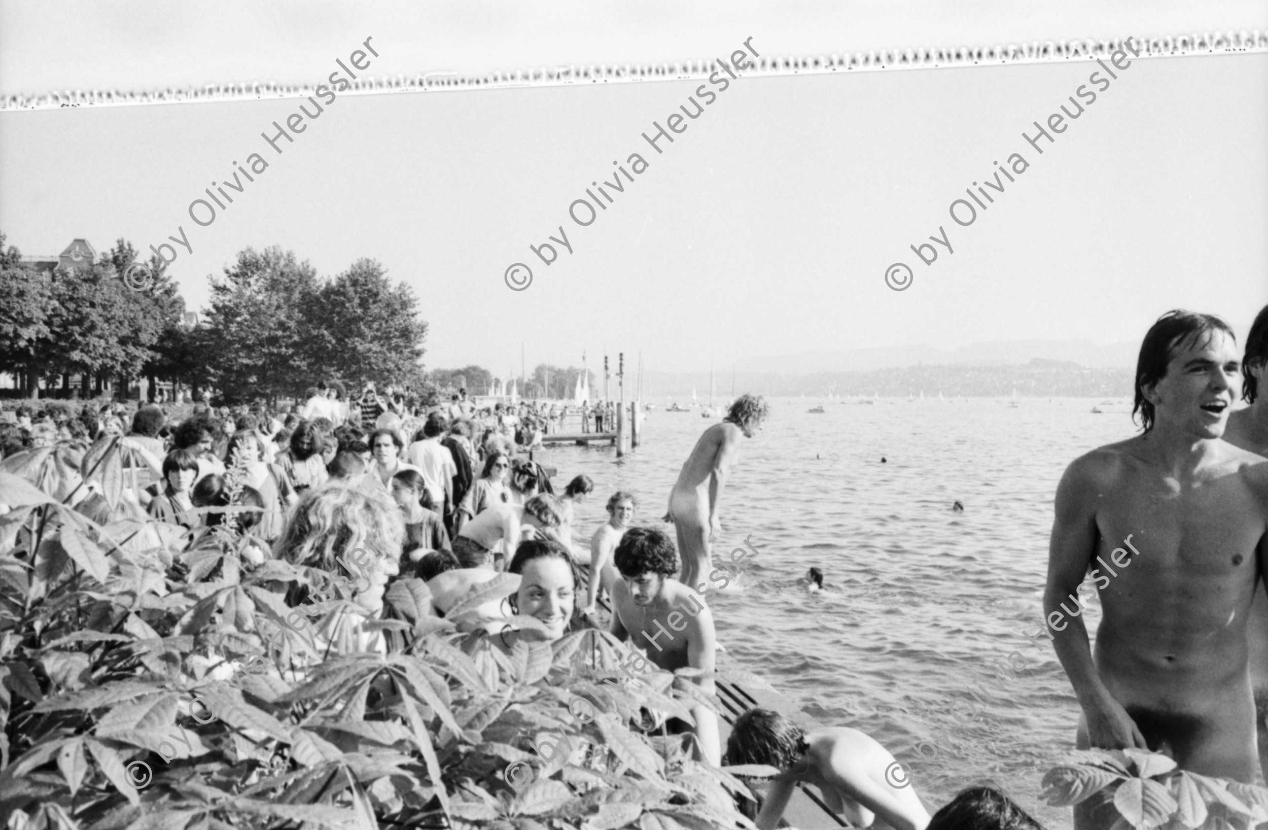 Image of sheet 19800324 photo 23: Nacktbaden als Protest der Jugendbewegung im Zürichsee am Uto Quai nach Demonstration am Nationalfeiertag 1. August 1980 in Zürich.
protest youth movement Jugendbwegung Zürcher Jugendunruhen