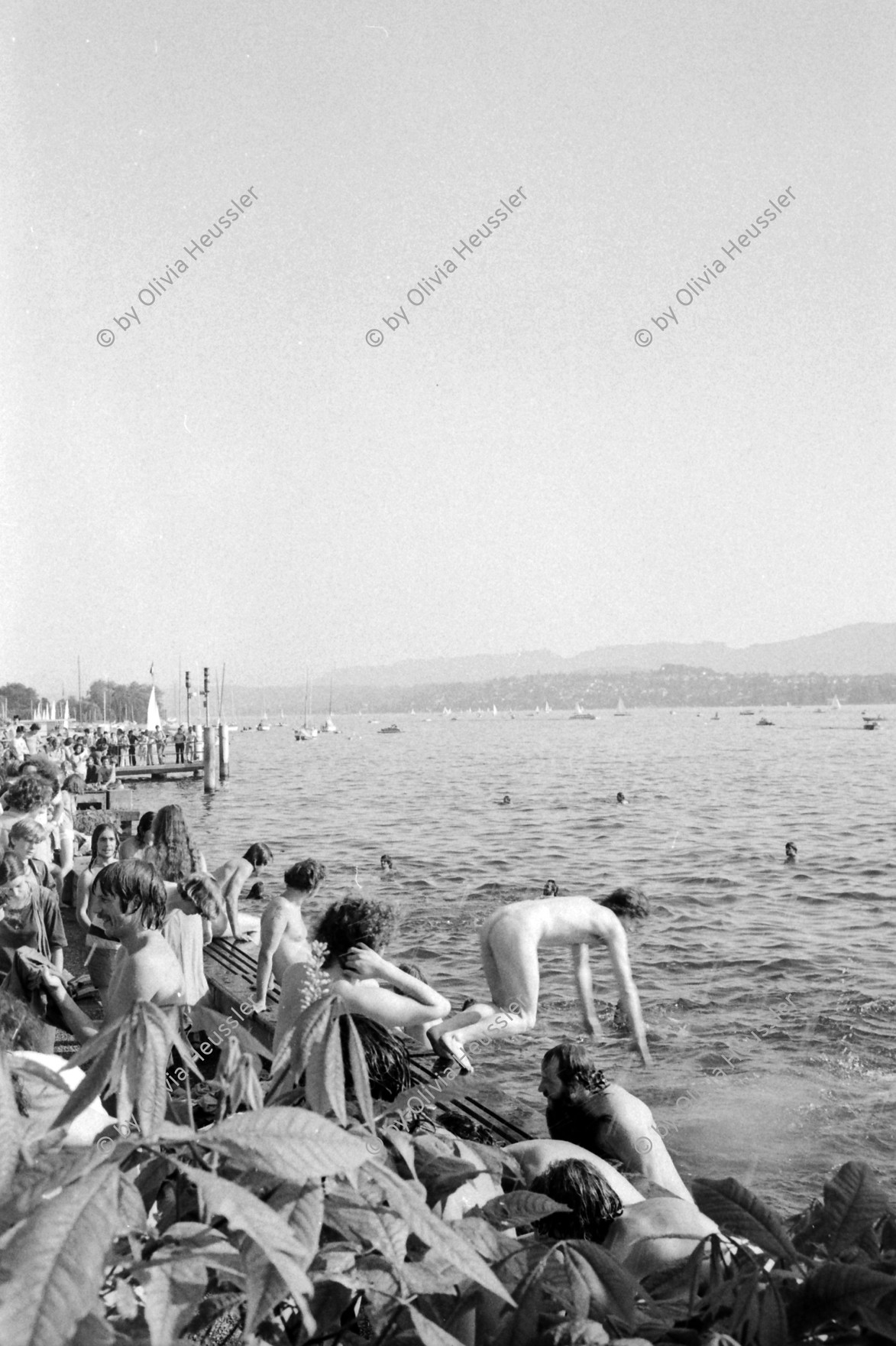 Image of sheet 19800324 photo 24: Nacktbaden als Protest der Jugendbewegung im Zürichsee am Uto Quai nach Demonstration am Nationalfeiertag 1. August 1980 in Zürich.
protest youth movement Jugendbwegung Zürcher Jugendunruhen
Zürich protest youth movement √