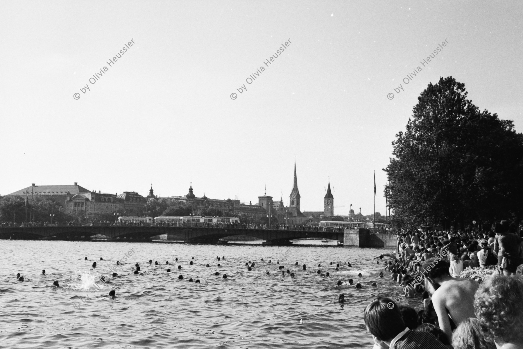 Image of sheet 19800324 photo 25: 1. August Nationalfeiertag Demonstration der 'Bewegten' für die Einstellung der Strafverfahren endet mit einem Bad im See. Zürich 1980
Zürich protest youth movement √