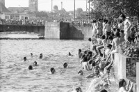Image of sheet 19800324 photo 28: Nacktbaden als Protest der Jugendbewegung im Zürichsee am Uto Quai vor der Quaibrücke mit Strassenbahn, Nationalfeiertag 1. August 1980 in Zürich.
protest youth movement Jugendunruhen