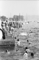Image of sheet 19800324 photo 29: Nacktbaden im Zürichsee am Uto Quai nach Demonstration am Nationalfeiertag 1. August 1980 in 
Zürich.
protest youth movement Jugendbwegung Zürcher Jugendunruhen