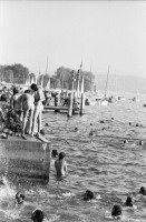 Image of sheet 19800324 photo 30: 1. August Demonstration der 'Bewegten'für die Einstellung der Strafverfahren endet mit einem Bad im See. Zürich1980