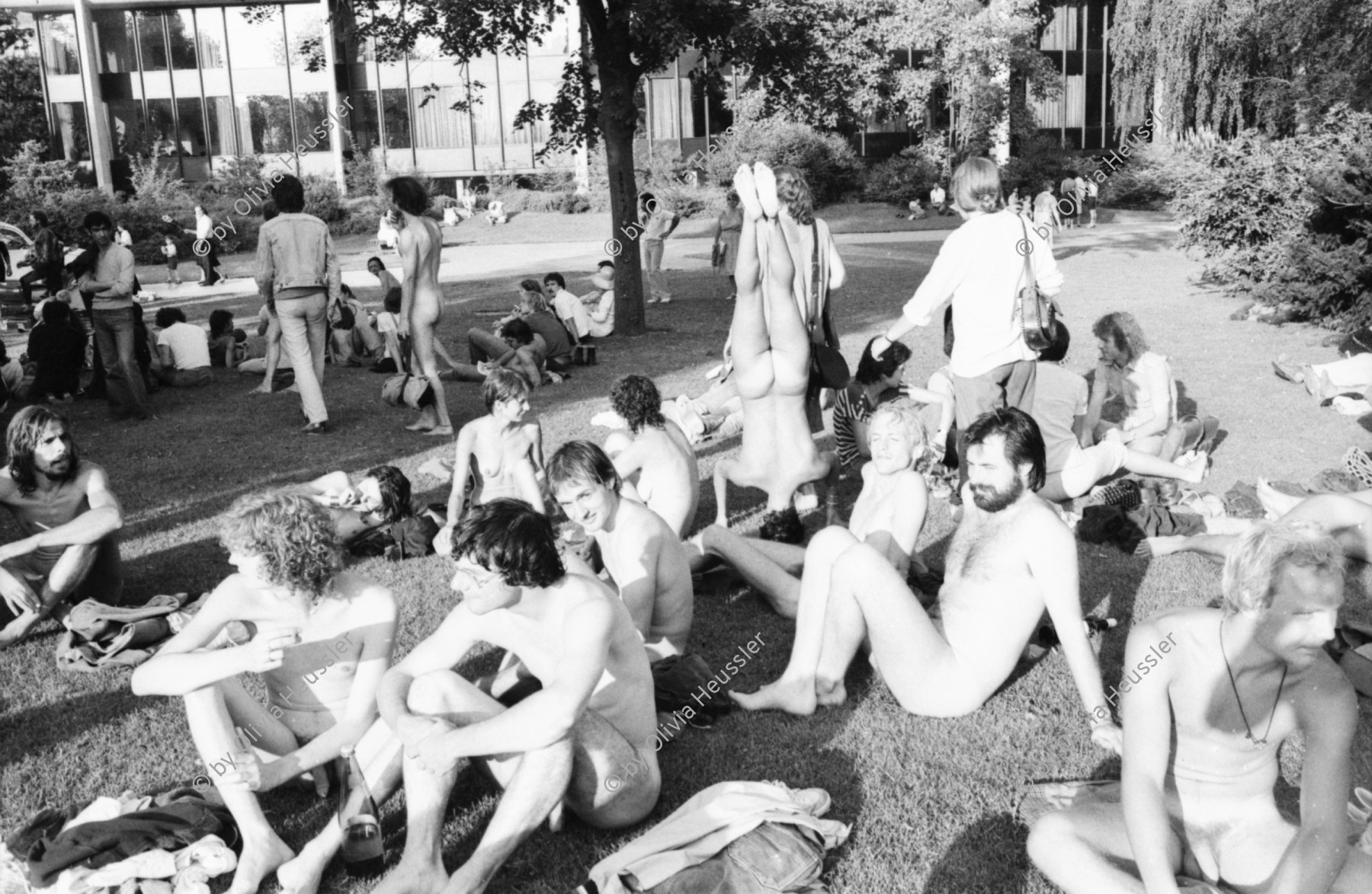 Image of sheet 19800324 photo 31: Nacktdemonstration und Sonnenbaden  beim Zuerihorn nach Grossdemonstration, Zuerich 1980. 
Jugendbewegung Bewegig AJZ Zürcher Jugendunruhen Demonstrationen
1. August 1980 
Zürich protest youth movement