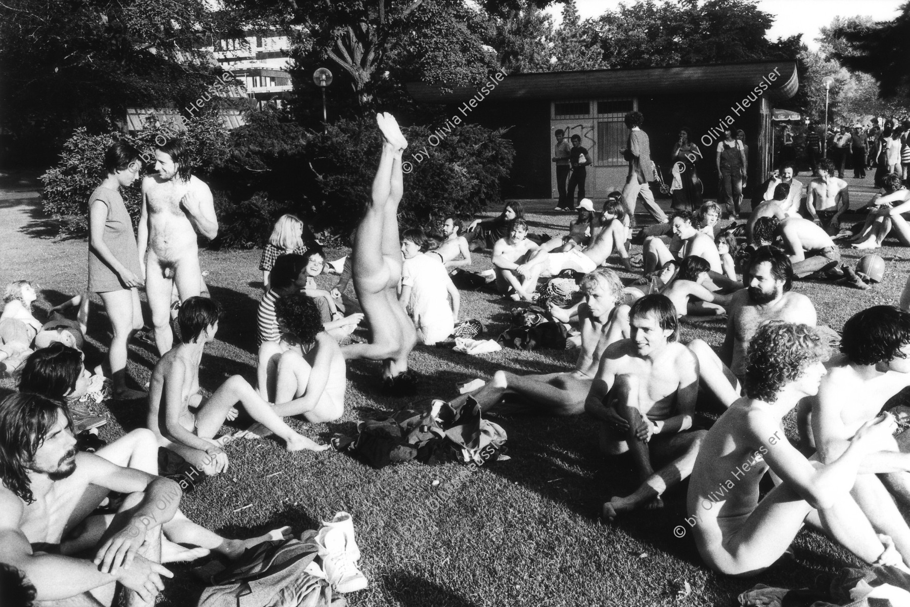 Image of sheet 19800324 photo 32: Nacktdemonstration und Sonnenbaden  beim Zuerihorn nach Grossdemonstration, Zuerich 1980. 
Jugendbewegung Bewegig AJZ Zürcher Jugendunruhen Demonstrationen
1. August 1980 
Zürich protest youth movement