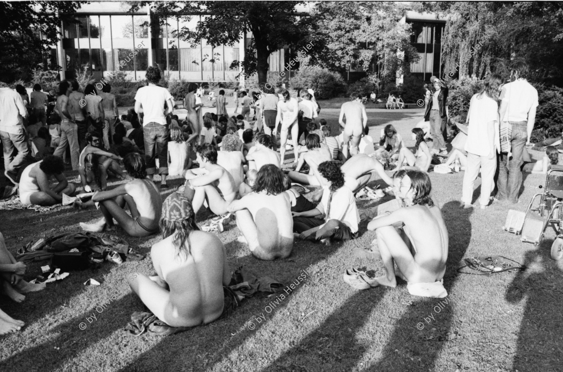 Image of sheet 19800324 photo 34: Nacktdemonstration und Sonnenbaden  beim Zuerihorn nach Grossdemonstration, Zuerich 1980. 
Jugendbewegung Bewegig AJZ Zürcher Jugendunruhen Demonstrationen
1. August 1980 
Zürich protest youth movement