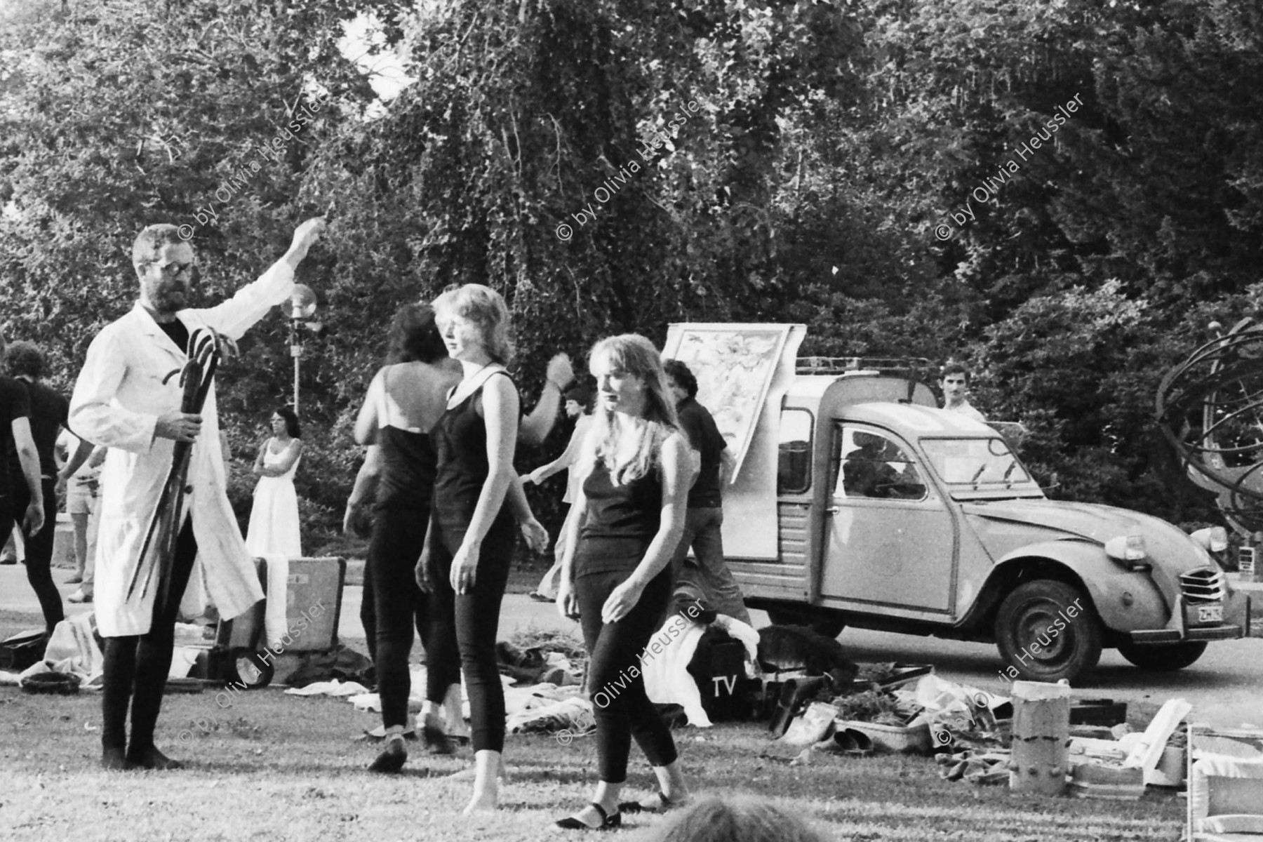 Image of sheet 19800324 photo 37: Theater mit Jungen Bewegten am Zuerihorn am Nationalfeiertag in Zürich 1980. Jugendbewegung Bewegig AJZ Zürcher Jugendunruhen Demonstrationen protest youth movement 2 CV