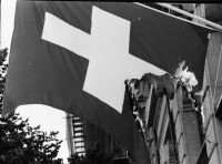 Image of sheet 19800324 photo 1: Schweizerfahne brennt am Bellevue. 
Zürich protest youth movement 1980