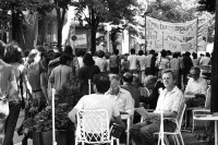 Image of sheet 19800324 photo 6: Demonstration am Nationalfeiertag 1. August 1980 am Paradeplatz und an der Bahnhofstrasse. Bevölkerung und Gaffer sitzen im Sprüngli Café.
Zürich protest youth movement √