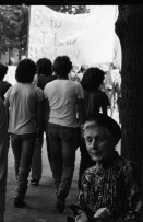 Image of sheet 19800324 photo 8: Das Thema «Einstellung der Strafverfahren» wird von neuem aufgegriffen: Grossdemonstration mit rund 4000 Personen am Nationalfeiertag

Schweizerfahne brennt am Bellevue. Packeis brennt am Paradeplatz und Bahnhofstrasse  Bevölkerung und Gaffer. Nacktbaden am Uto Quai im Hintergrund Fraumünster und Quaibrücke See. Aperitiv Hotel Eden au Lac. Später Sonnenbaden nackt am Zürihorn. Olivia macht Kopfstand. Strassentheater mit Deux Chevaux Camionette
Jugendbewegung Bewegig AJZ Zürcher Jugendunruhen Demonstrationen
Demonstration am Nationalfeiertag 1. August 1980 am Paradeplatz und an der Bahnhofstrasse. Bevölkerung und Gaffer sitzen im Sprüngli Café.
Zürich protest youth movement