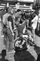 Image of sheet 19800324 photo 9: Das Thema «Einstellung der Strafverfahren» wird von neuem aufgegriffen: Grossdemonstration mit rund 4000 Personen am Nationalfeiertag

Schweizerfahne brennt am Bellevue. Packeis brennt am Paradeplatz und Bahnhofstrasse  Bevölkerung und Gaffer. Nacktbaden am Uto Quai im Hintergrund Fraumünster und Quaibrücke See. Aperitiv Hotel Eden au Lac. Später Sonnenbaden nackt am Zürihorn. Olivia macht Kopfstand. Strassentheater mit Deux Chevaux Camionette
Jugendbewegung Bewegig AJZ Zürcher Jugendunruhen Demonstrationen
Demonstration am Nationalfeiertag 1. August 1980 am Paradeplatz und an der Bahnhofstrasse. Bevölkerung und Gaffer sitzen im Sprüngli Café.
Zürich protest youth movement 
Jugendbewegung Bewegung AJZ √