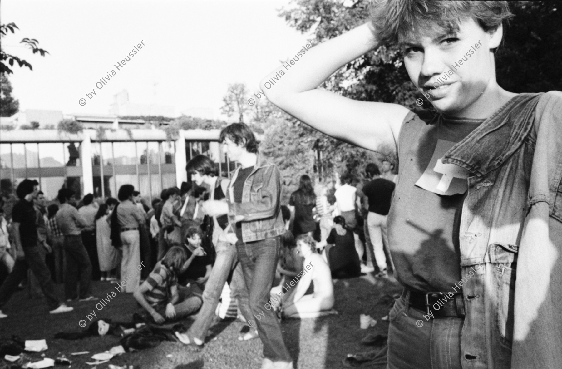 Image of sheet 19800325 photo 1: Protest Demonstration, Zürcher Jugendbewegung, Zürich 1. August 1980. 
Hansruedi Olivia. Filmfestival Locarno.