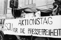 Image of sheet 19800330 photo 0: SJU Aktionstag für die Pressefreiheit. auf dem Münsterplatz. Journalismus JournalistInnen Reporter Innen zeitungen Press Demonstrationen Zürich 1980 media medien Fraumünsterplatz Schweizerische Journalisten Union