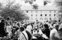 Image of sheet 19800330 photo 10: Fest Rebhügel Siedlung. Besetzung. Zürich 1980 Wohnen Junge Menschen Frauen Männer Party Garten Hof
