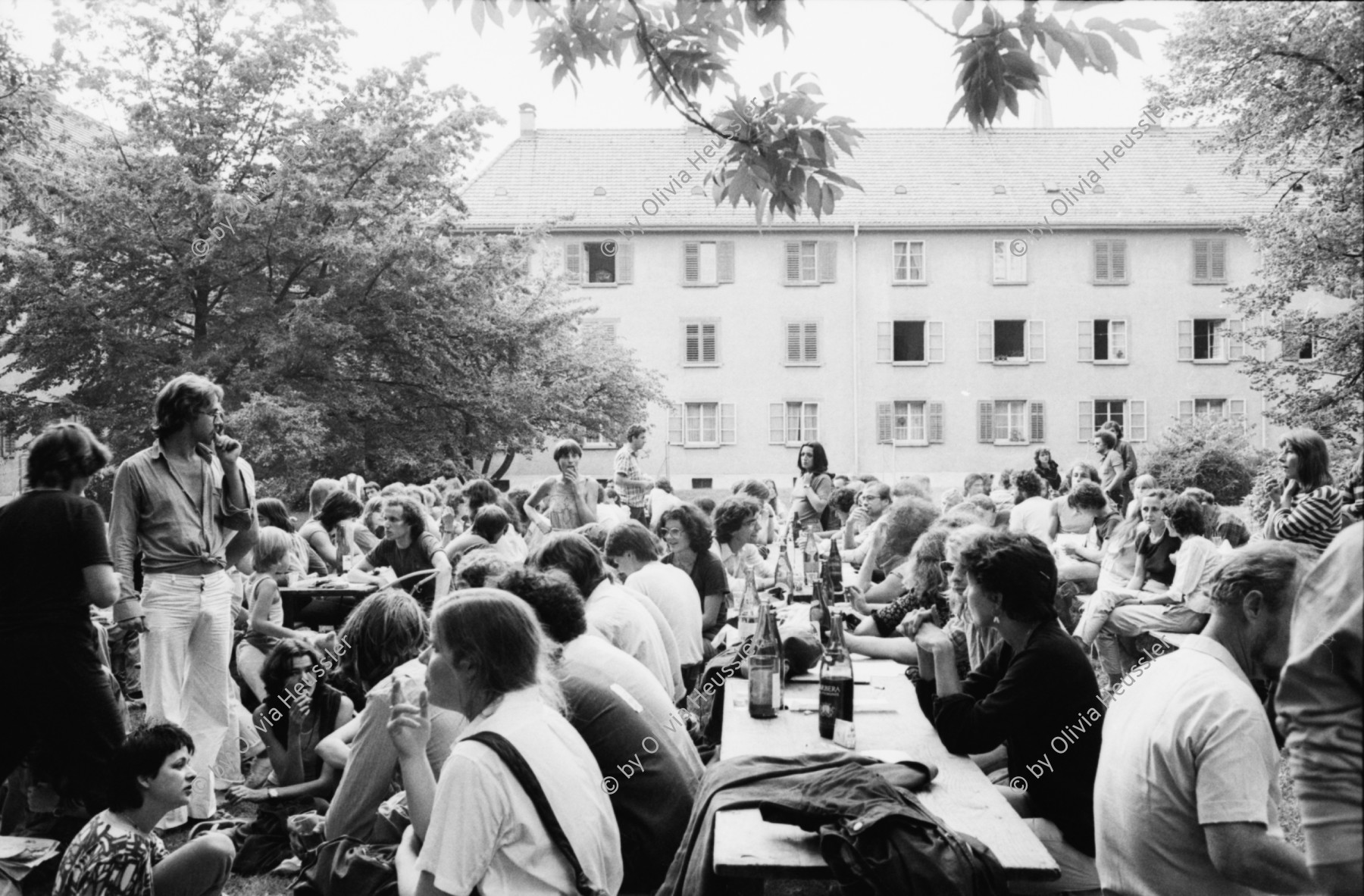 Image of sheet 19800330 photo 10: Fest Rebhügel Siedlung. Besetzung. Zürich 1980 Wohnen Junge Menschen Frauen Männer Party Garten Hof