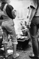 Image of sheet 19800330 photo 11: Fest Rebhügel Siedlung. Besetzung. Zürich 1980 Wohnen Junge Menschen Frauen Männer Party Garten Hof Bratwurst Grill Würste Fleisch