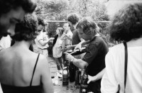 Image of sheet 19800330 photo 12: Fest Rebhügel Siedlung. Besetzung. Zürich 1980 Wohnen Junge Menschen Frauen Männer Party Garten Hof