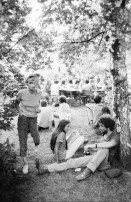Image of sheet 19800330 photo 13: Fest Rebhügel Siedlung. Besetzung. Zürich 1980 Wohnen Junge Menschen Frauen Männer Party Garten Hof