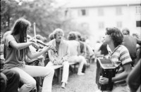 Image of sheet 19800330 photo 24: Geigerin mit Handorgel Begleitung am Fest in der Rebhügel Siedlung  in Zürich 1980.