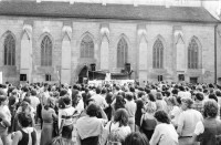 Image of sheet 19800330 photo 3: SJU Aktionstag für die Pressefreiheit. auf dem Münsterplatz. Journalismus JournalistInnen Reporter Innen zeitungen Press Demonstrationen Zürich 1980 media medien Fraumünsterplatz Schweizerische Journalisten Union