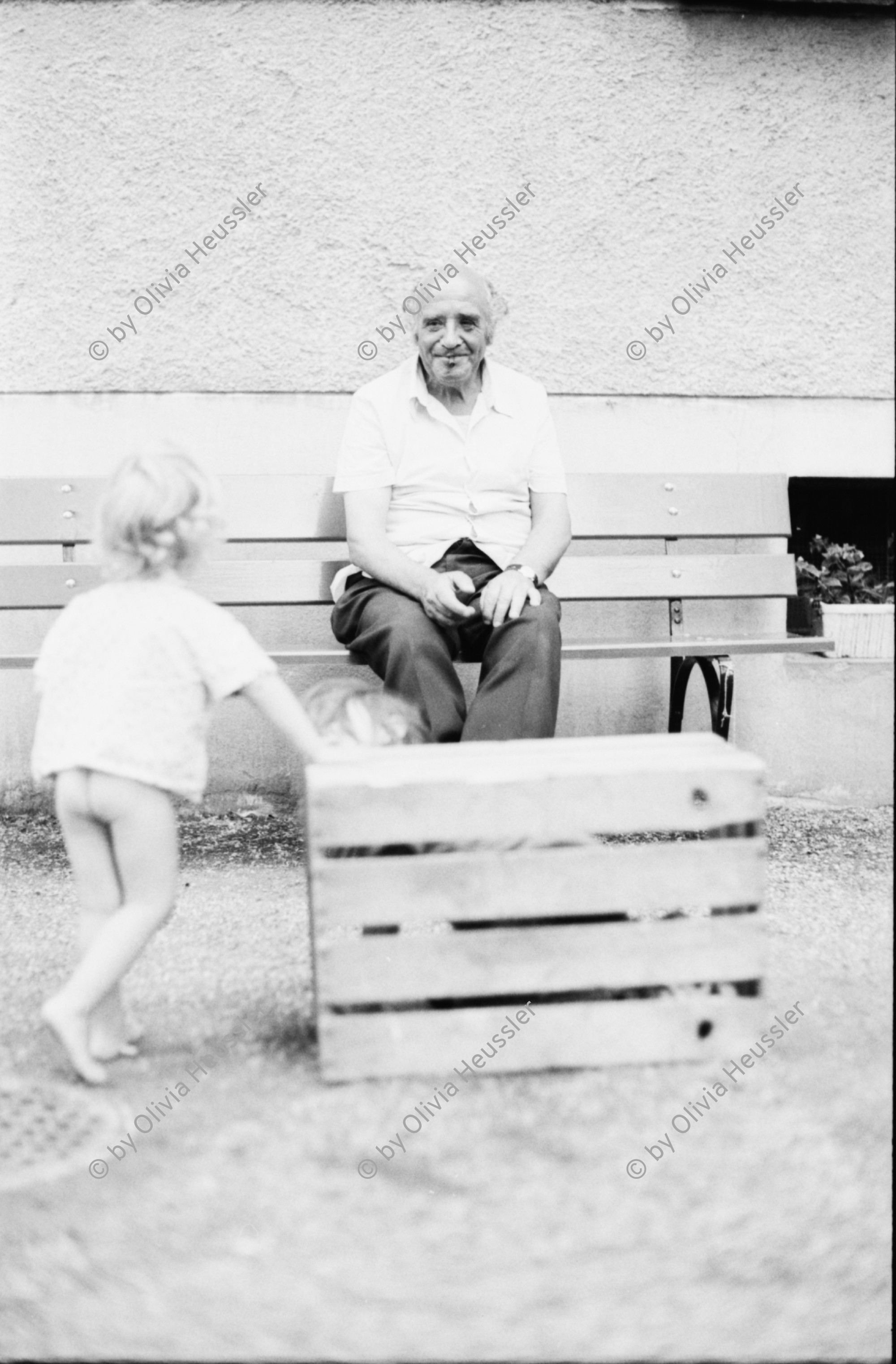 Image of sheet 19800330 photo 32: Fest Rebhügel Siedlung. Zürich 1980 Wohnen Kind spielt Rentner Alter Mann im Hintergrund sitzt auf einer Gartenbank unscharf