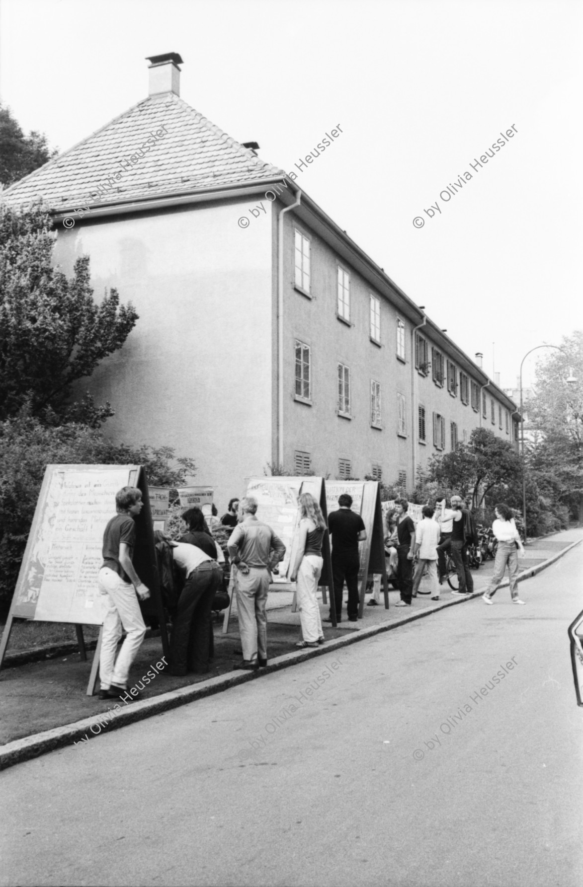 Image of sheet 19800330 photo 6: Fest in städtischer Rebhügel Siedlung in Wiedikon . Besetzung Wohnen 

Jugendbewegung Bewegig Zürcher 

Zürich protest youth movement 1980 √