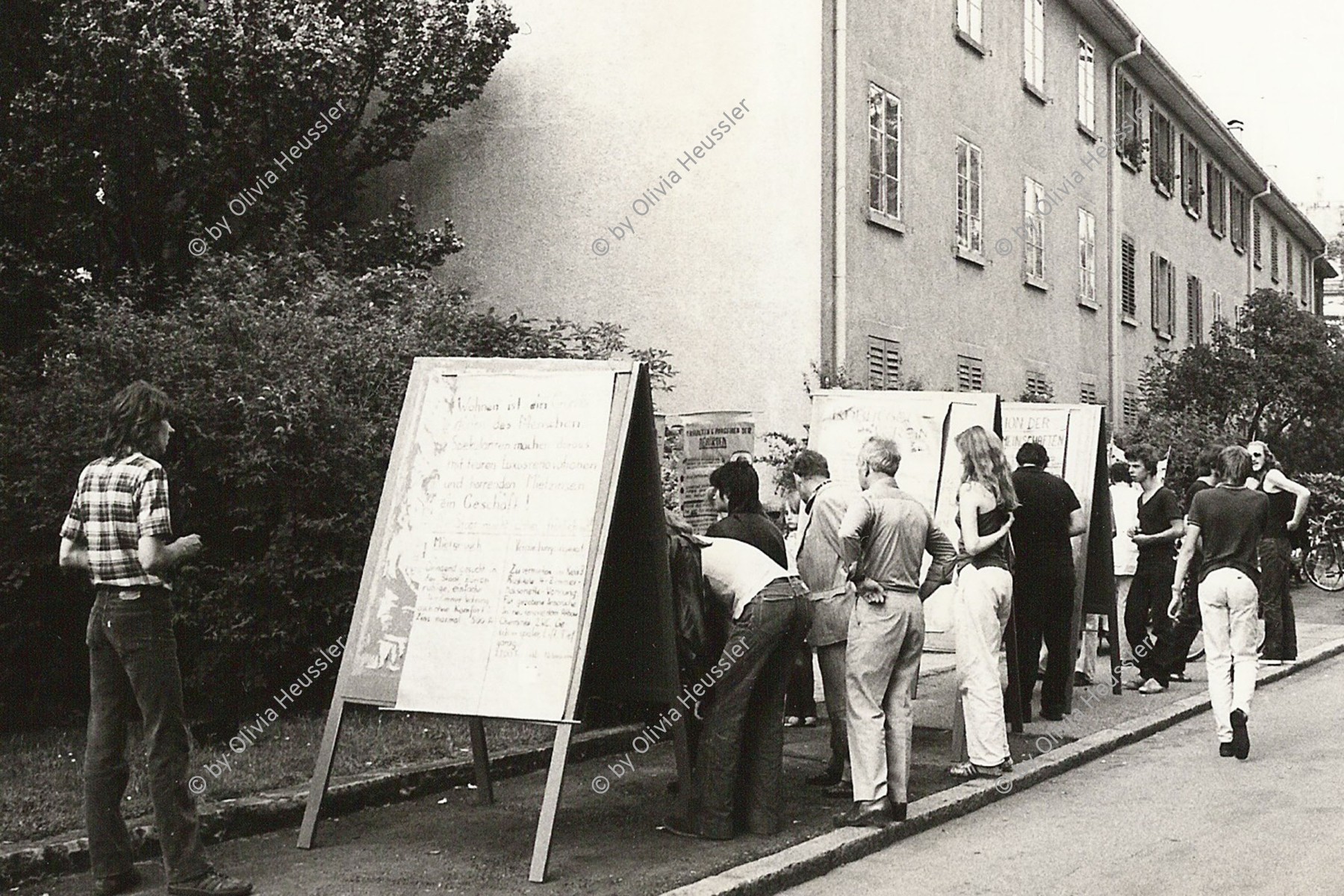 Image of sheet 19800330 photo 7: Fest in städtischer Rebhügel Siedlung in Wiedikon . Besetzung Wohnen 

Jugendbewegung Bewegig Zürcher 

Zürich protest youth movement 1980 √