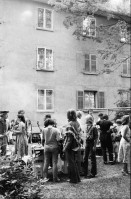 Image of sheet 19800330 photo 8: Fest Rebhügel Siedlung. Besetzung. Zürich 1980 Wohnen Junge Menschen Frauen Männer Party Garten Hof
