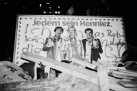 Image of sheet 19800340 photo 2: Limmatquai Bellevue  Nacht Barrikade
Jugendbewegung Bewegig AJZ Zürcher 
Jugendunruhen Demonstrationen
Henniez Plakat Werbung gesprayt 
«Jedem sein Henniez» Spray

Zürich protest youth movement 1980 √
