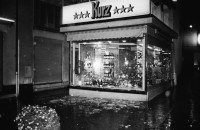 Image of sheet 19800340 photo 3: Limmatquai Spirituosen Kurz Schaufenster wird eingeschlagen
Getränke ausgeraubt Nacht 
Jugendbewegung Bewegig AJZ Zürcher Jugendunruhen Demonstrationen

Window
Zürich protest youth movement 1980 
p.48